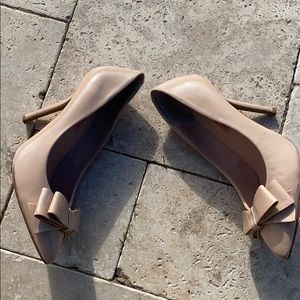 Bettsy Johnson nude heel 7.5